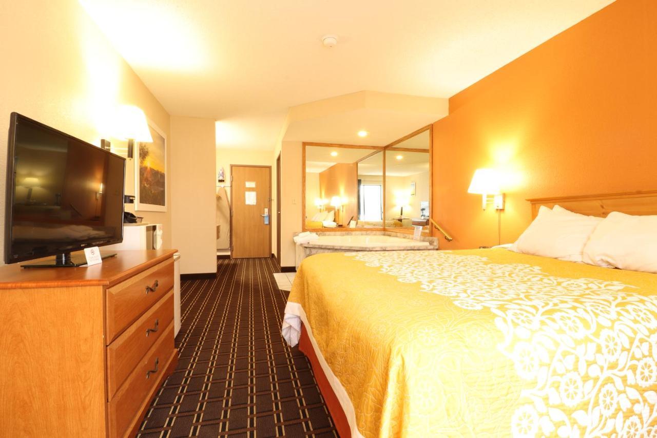 Days Inn By Wyndham Black River Falls - Access To Atv Trail Bagian luar foto
