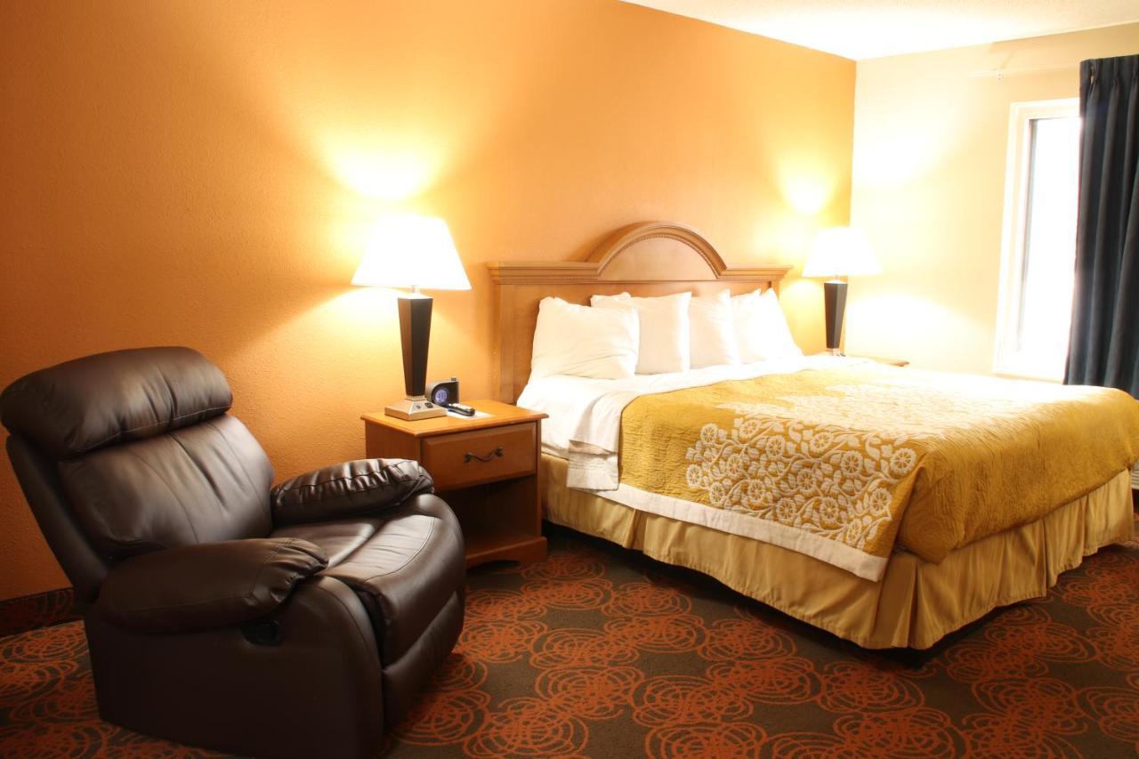 Days Inn By Wyndham Black River Falls - Access To Atv Trail Bagian luar foto