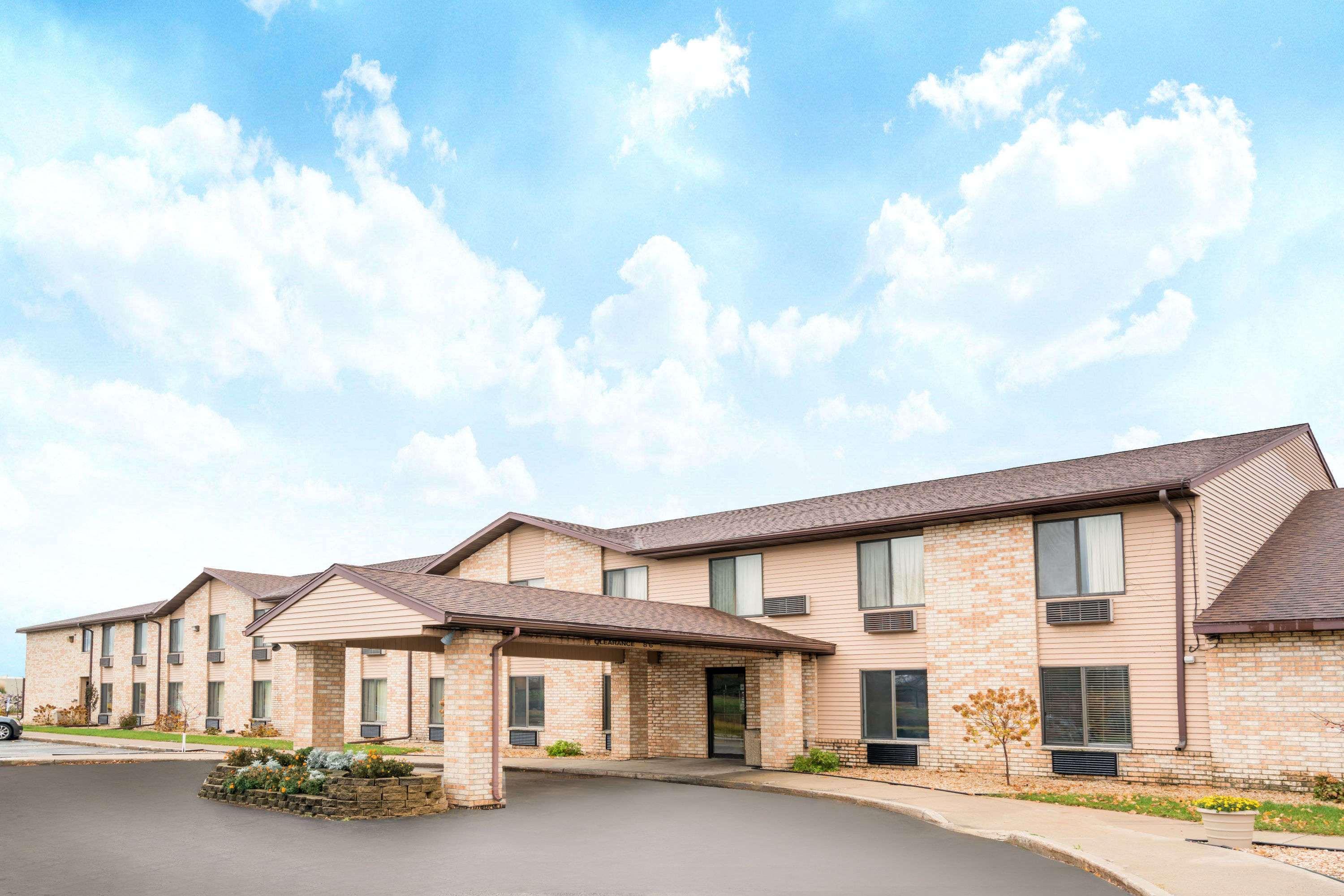 Days Inn By Wyndham Black River Falls - Access To Atv Trail Bagian luar foto