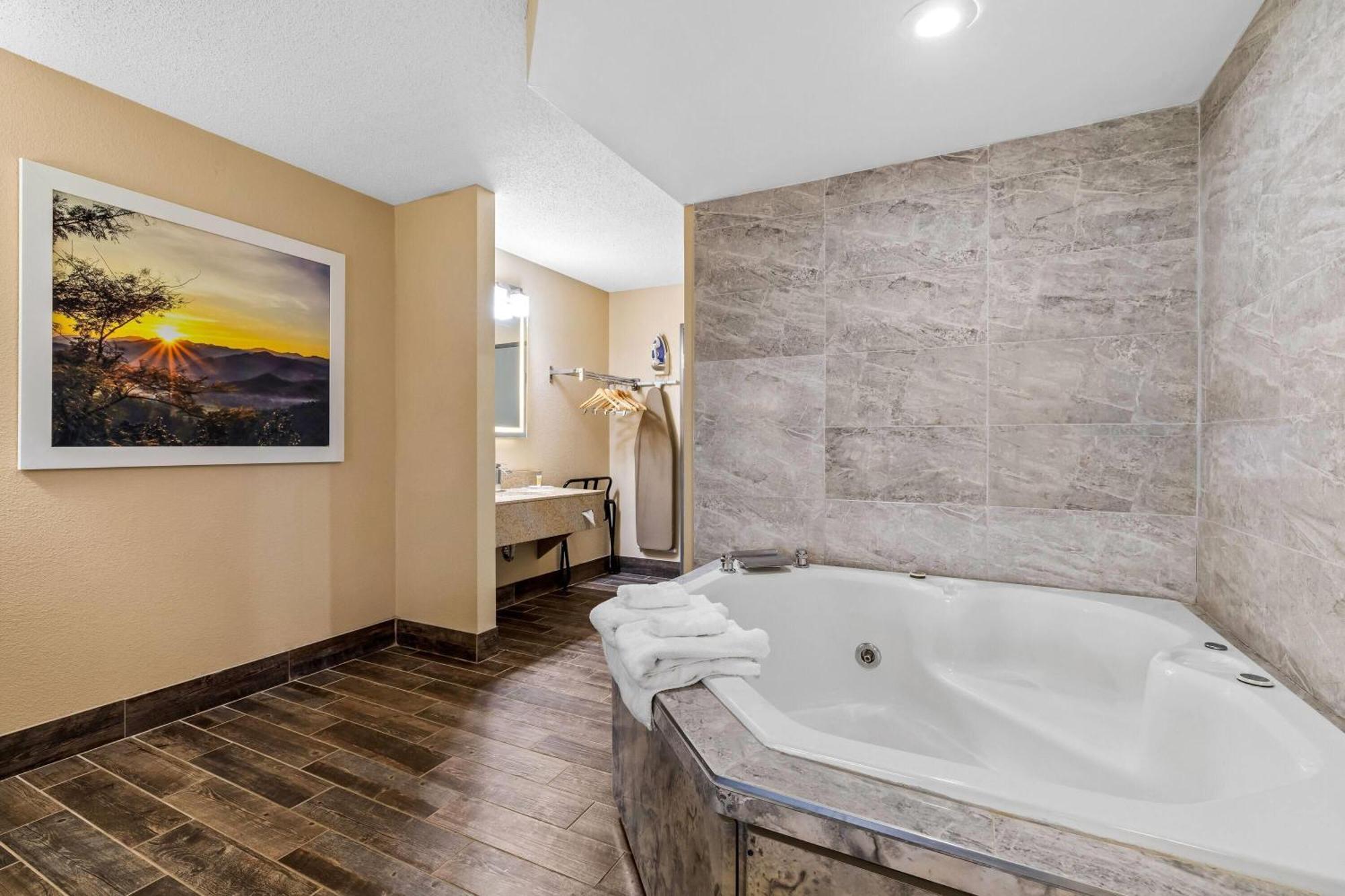 Days Inn By Wyndham Black River Falls - Access To Atv Trail Bagian luar foto