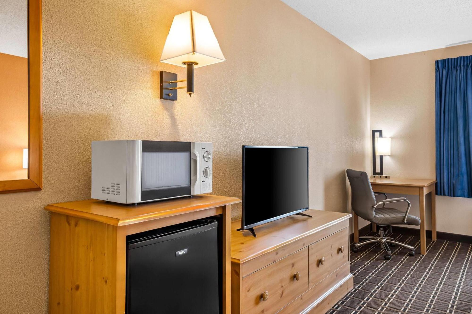 Days Inn By Wyndham Black River Falls - Access To Atv Trail Bagian luar foto
