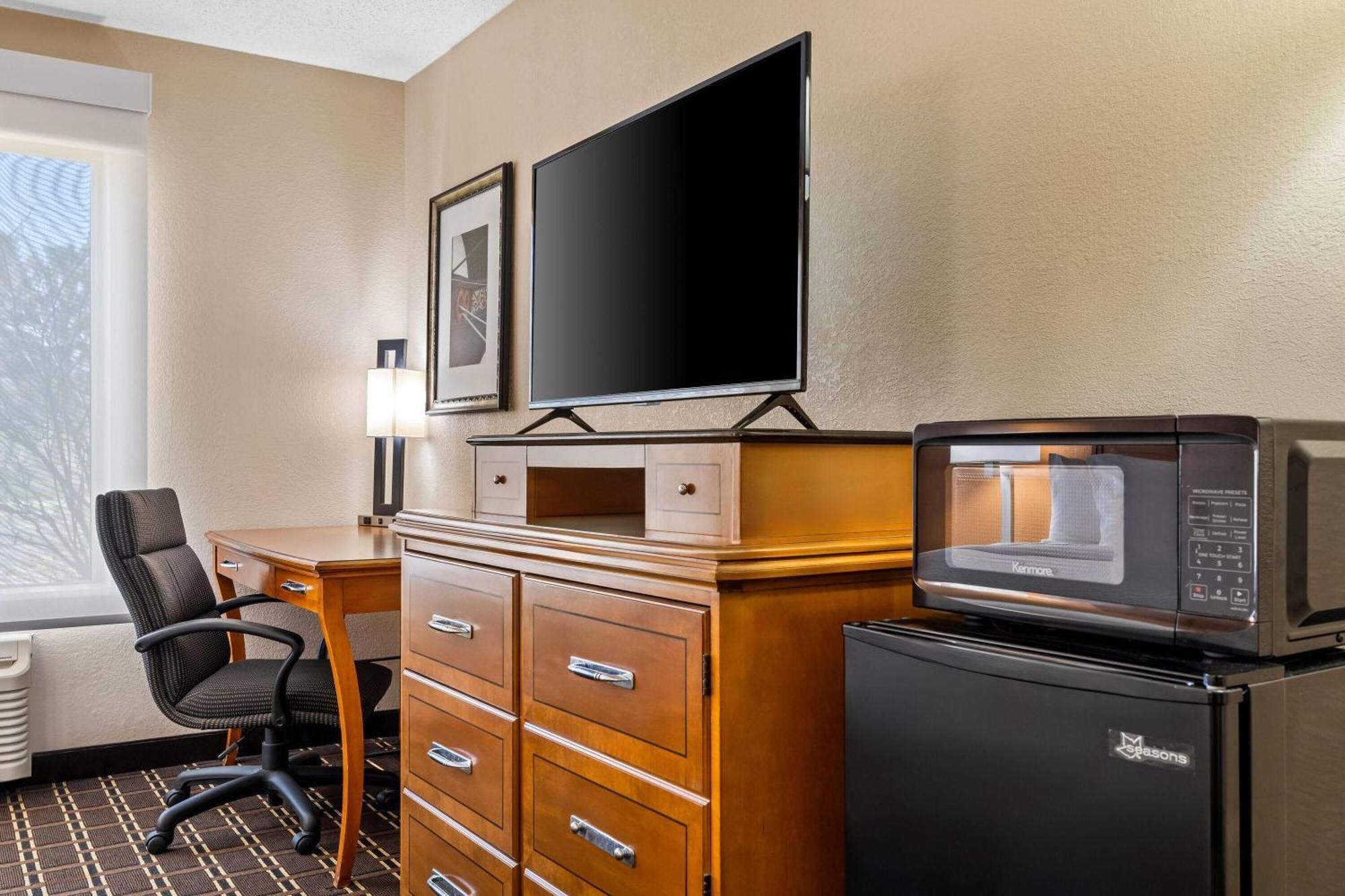 Days Inn By Wyndham Black River Falls - Access To Atv Trail Bagian luar foto