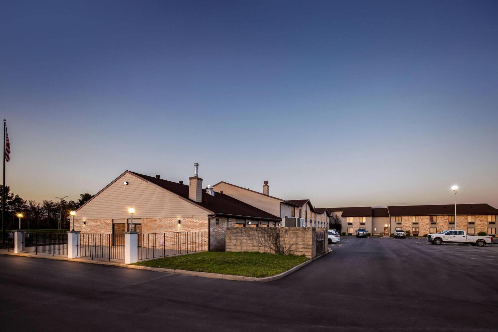 Days Inn By Wyndham Black River Falls - Access To Atv Trail Bagian luar foto