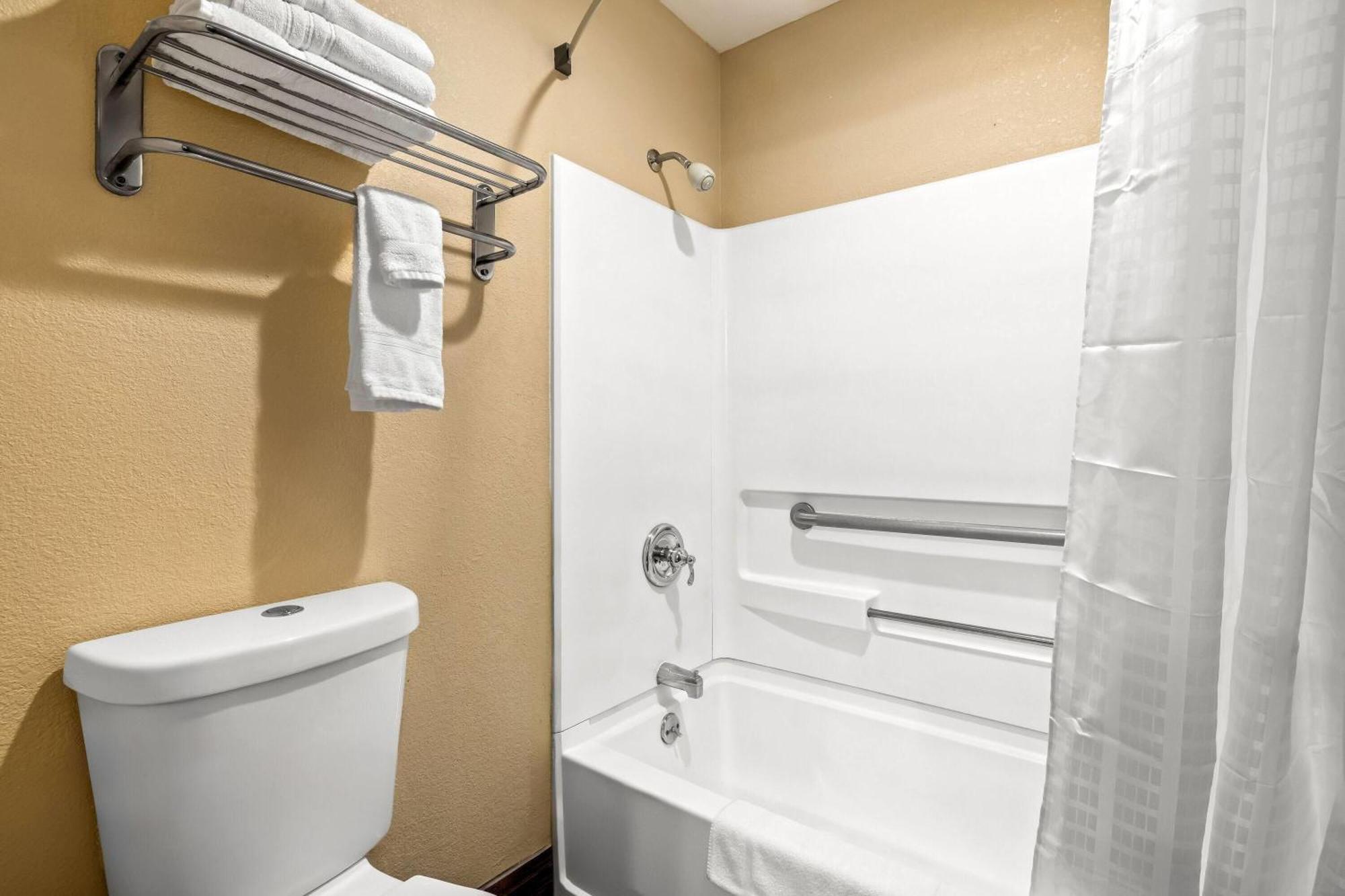 Days Inn By Wyndham Black River Falls - Access To Atv Trail Bagian luar foto