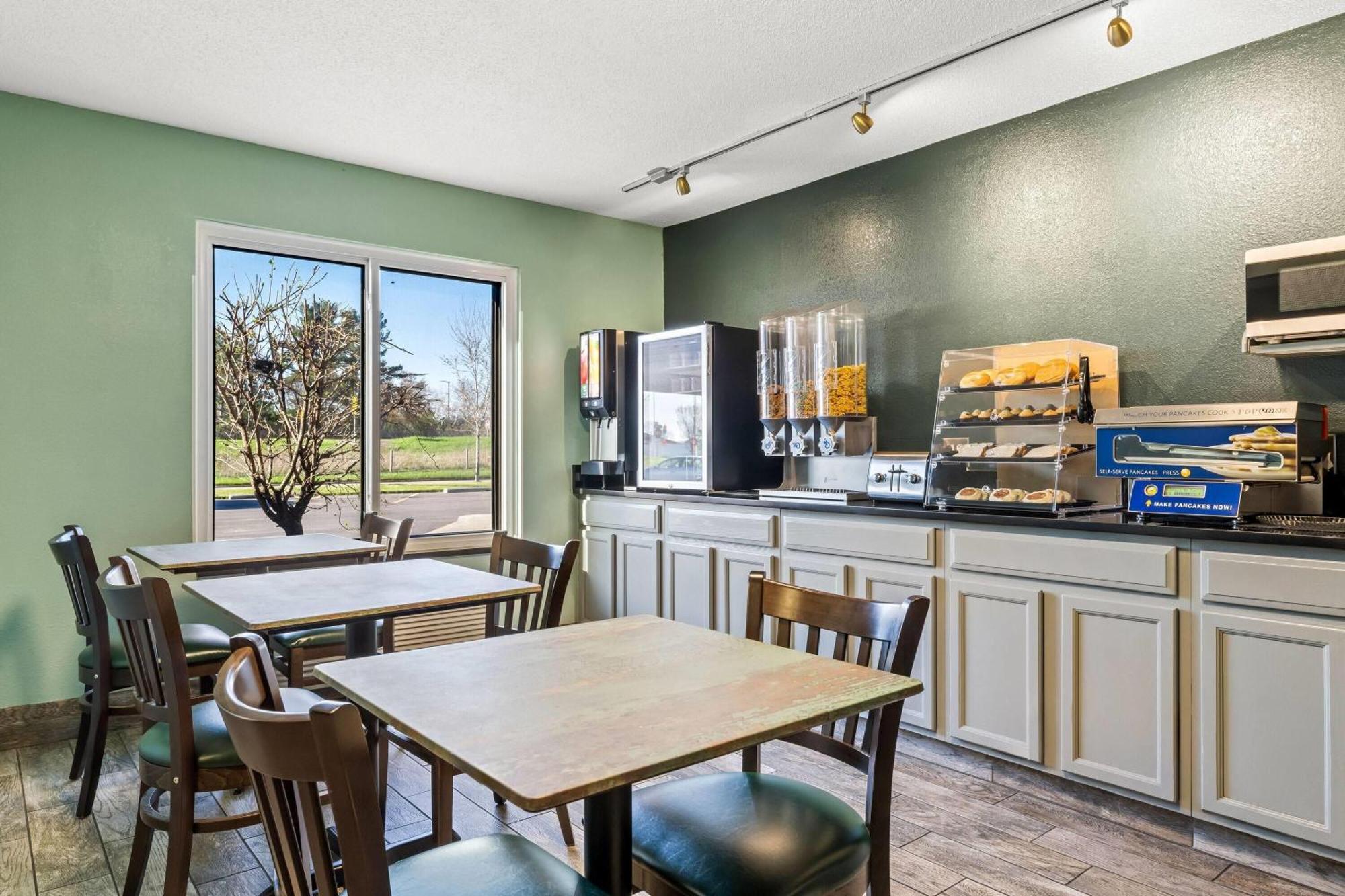 Days Inn By Wyndham Black River Falls - Access To Atv Trail Bagian luar foto