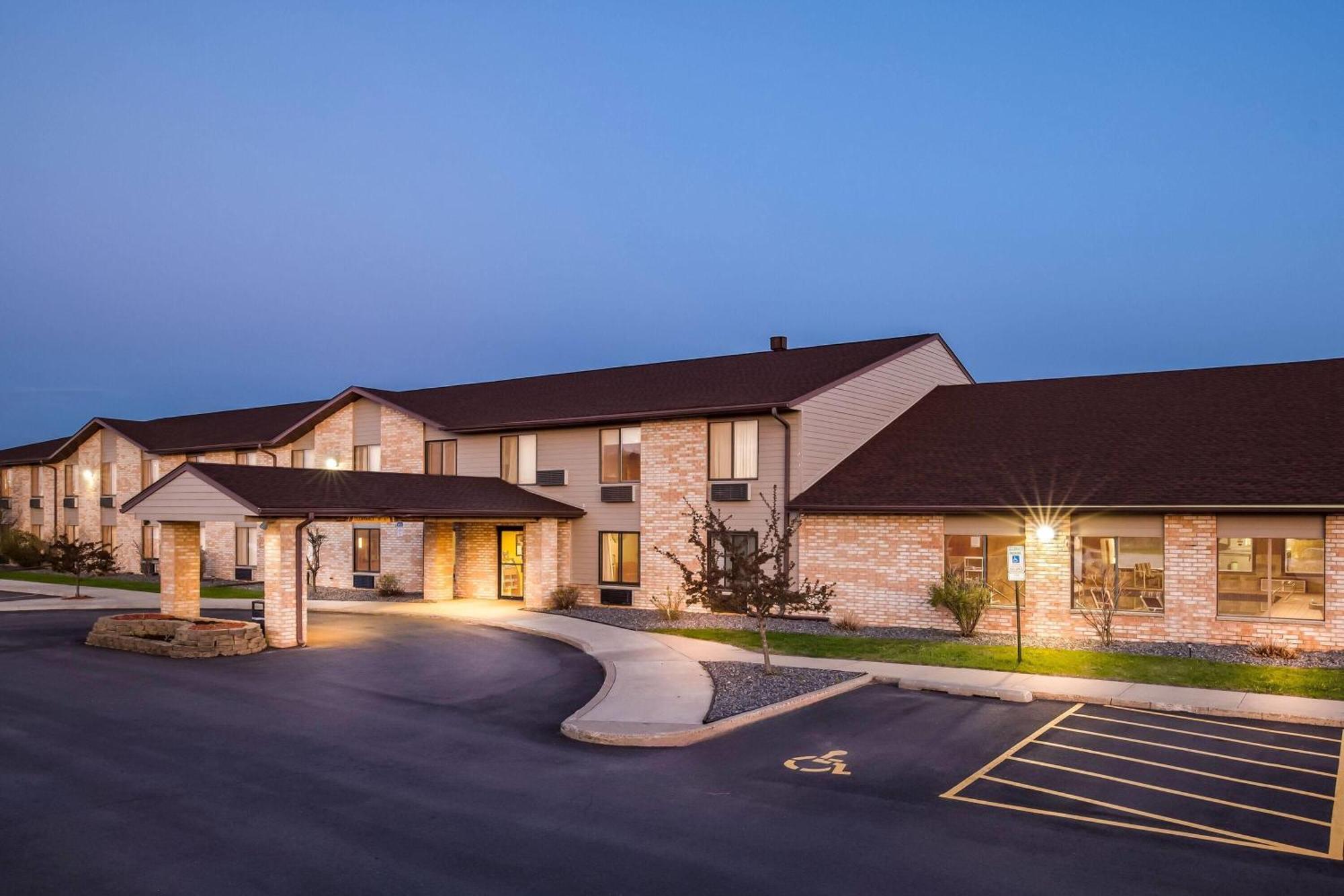 Days Inn By Wyndham Black River Falls - Access To Atv Trail Bagian luar foto